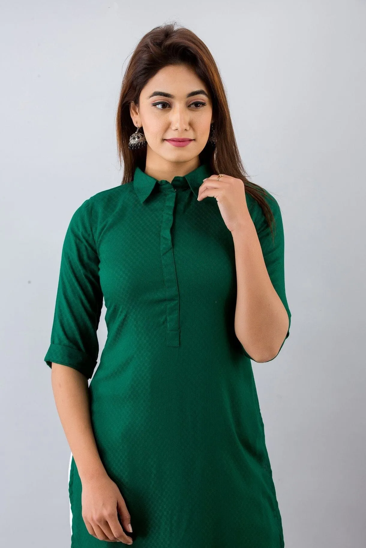 Svarchi Womens Rayon Blend Solid Straight Kurta (Green)