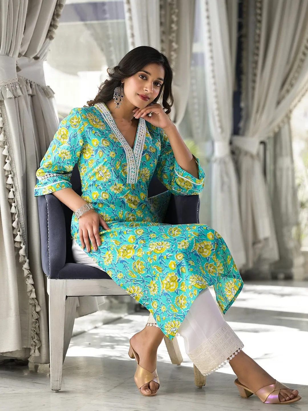 Varanga Women Sea Green Floral Printed V- Neck Stright Kurta