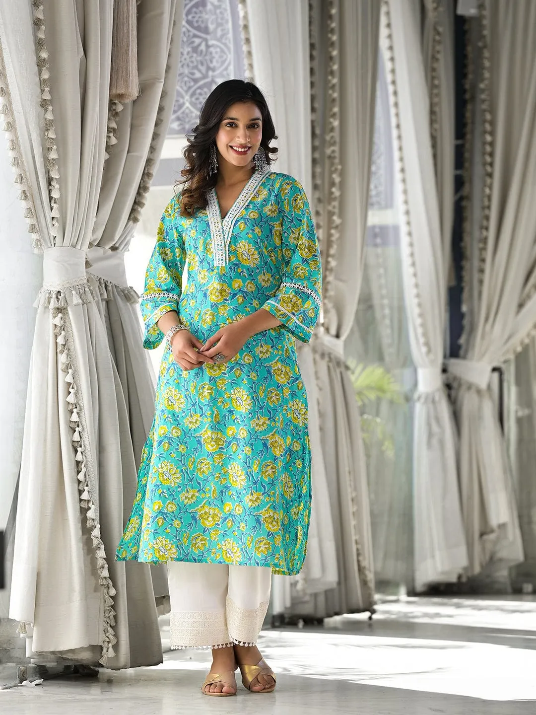 Varanga Women Sea Green Floral Printed V- Neck Stright Kurta