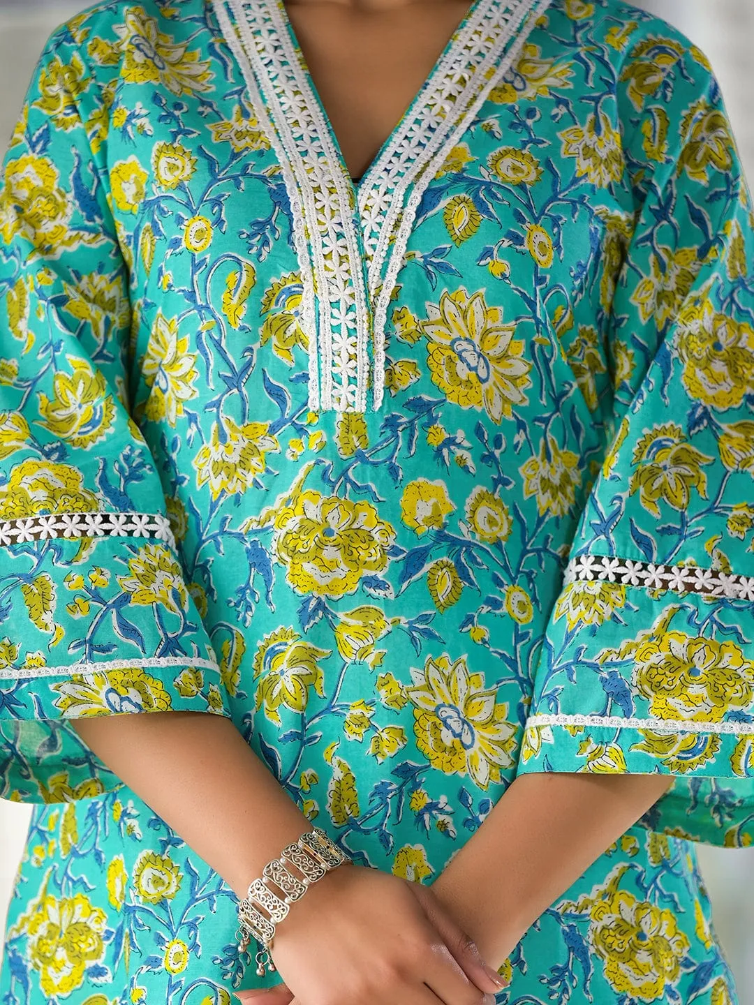 Varanga Women Sea Green Floral Printed V- Neck Stright Kurta