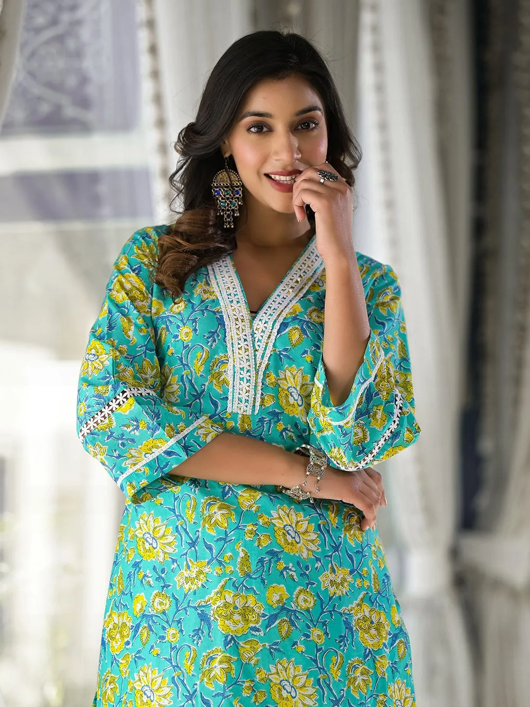 Varanga Women Sea Green Floral Printed V- Neck Stright Kurta